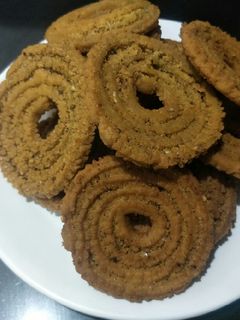 ચકરી(chakri recipe in gujarati) રેસીપી મુખ્ય ફોટો