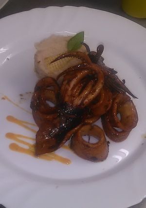Una foto de Calamares en su salsa