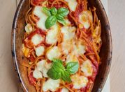 Una foto de pasta con burrata
