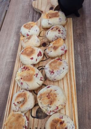 Una foto de Pancitos de salame y queso🥯