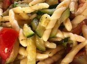 Una foto di zucchine pasta gamberetti