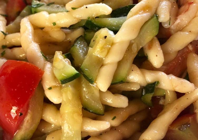 Trofie con pomodorini, zucchine e gamberi