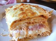 Una foto de lasagna de pollo