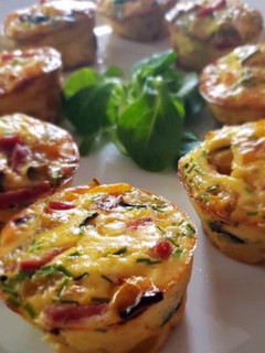 Une photo de MUFFINS COURGETTE, BACON, POIVRON & CHÈVRE