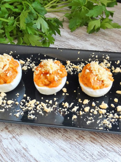 Una foto de Huevos rellenos de soja texturizada