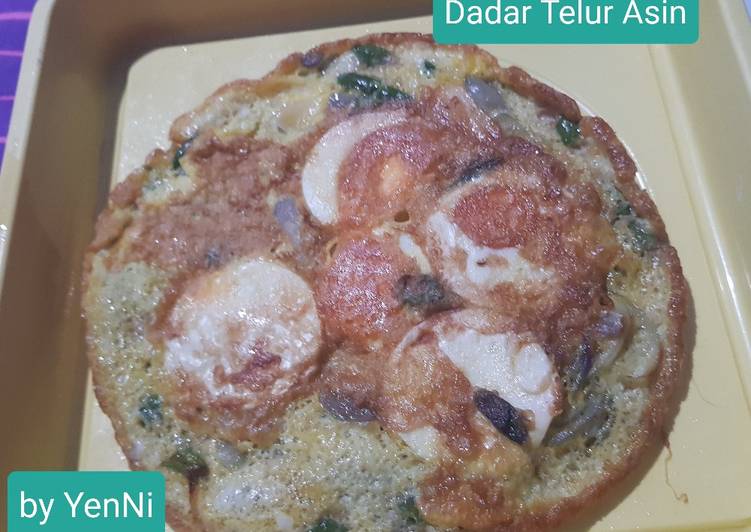 Bagaimana Membuat Dadar telur asin, Enak