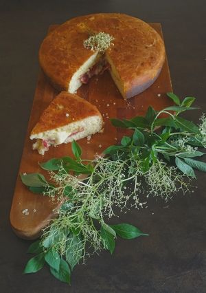 Foto di Vastedda cu Sammucu focaccia salata con i fiori di sambuco