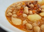 Una foto de garbanzos de bote con chorizo