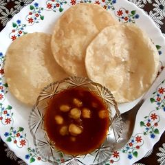 A picture of Chhole puri.