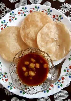 A picture of Chhole puri.