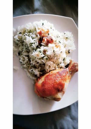 Una foto de Pollo al pimentón con arroz verde