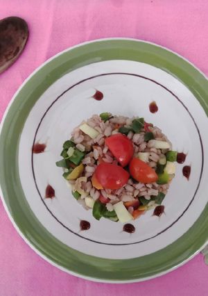 Foto di Insalata colorata di orzo e verdurine miste