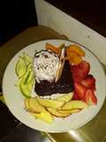 Brownie con helado en aro de frutas