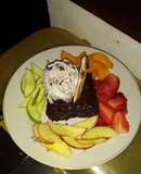 Brownie con helado en aro de frutas