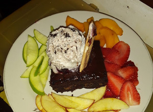 Una foto de Brownie con helado en aro de frutas