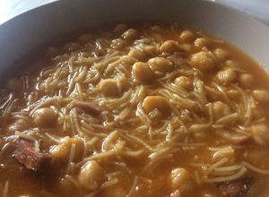 Una foto de Garbanzos con fideos