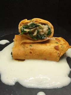 Una foto de Crepes saborizados rellenos espinacas champiñones y gambas