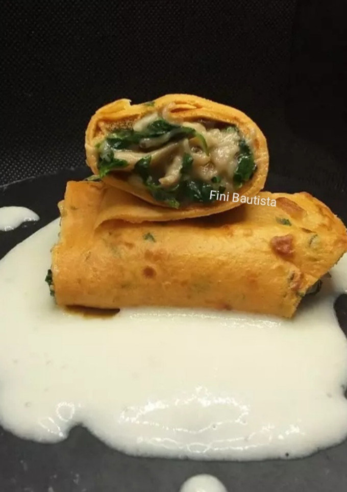 Una foto de Crepes saborizados rellenos espinacas champiñones y gambas