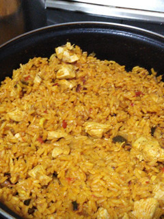 Una foto de Arroz con pollo y fritada de pisto
