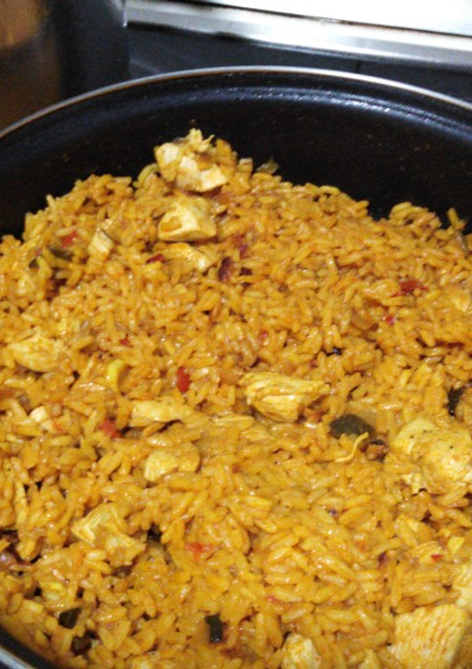 Una foto de Arroz con pollo y fritada de pisto