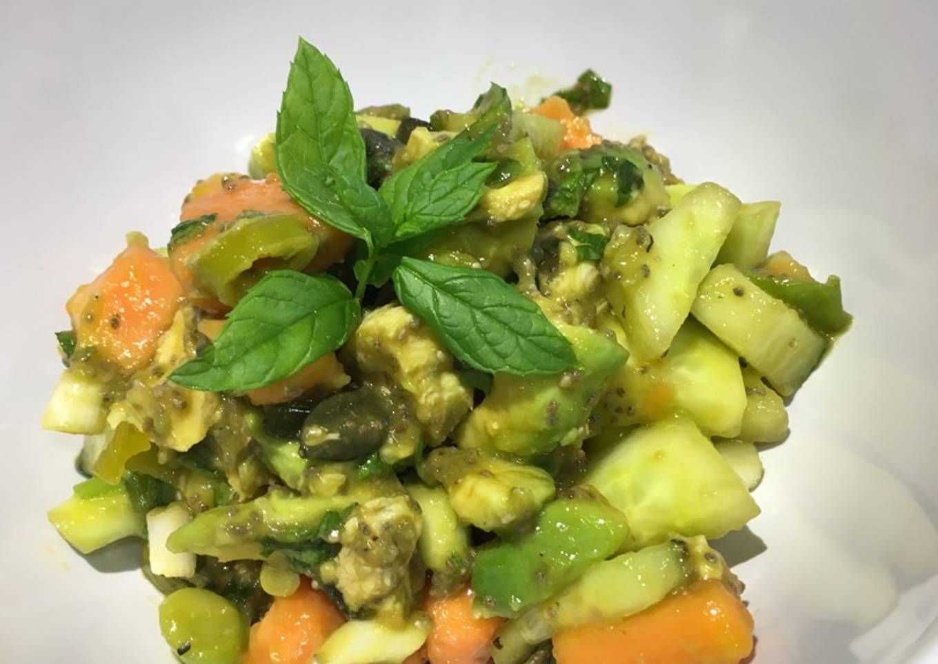 Ensalada de pollo, aguacate, pepino y papaya