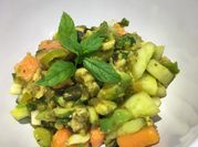 Una foto de ensalada de papaya