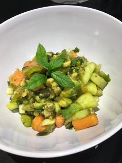 Una foto de Ensalada de pollo, aguacate, pepino y papaya