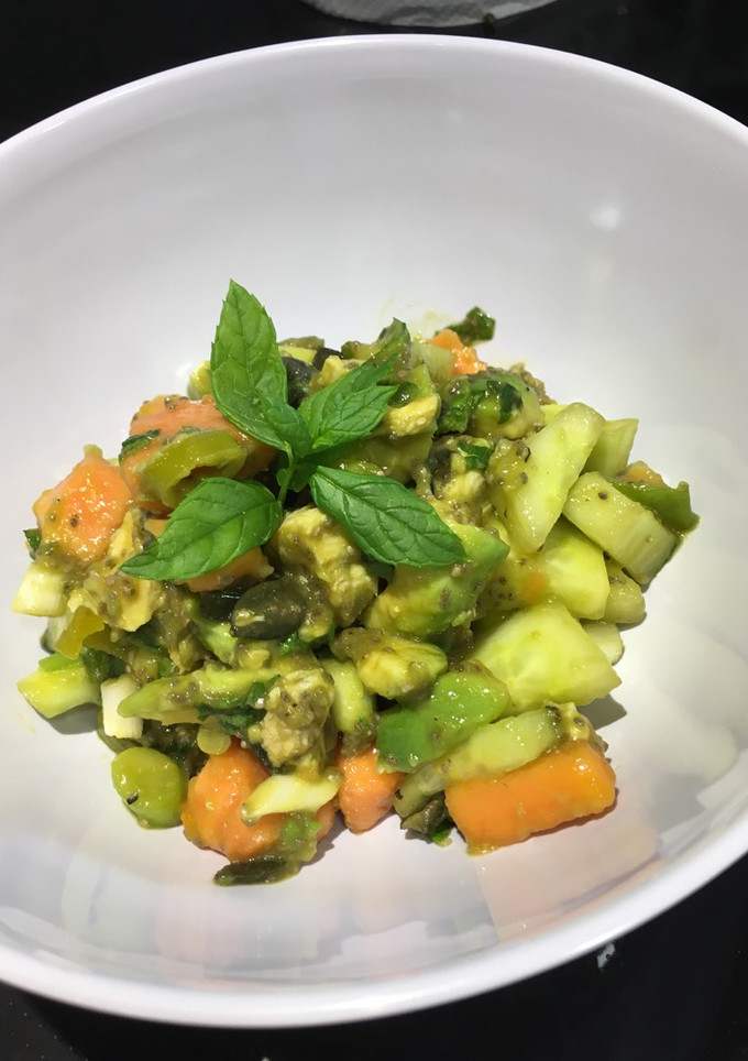 Una foto de Ensalada de pollo, aguacate, pepino y papaya