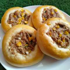 A picture of Roti ikan tuna mayo.
