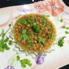 A picture of Cholon ki Bhaji (kachori, pooriyon ki).