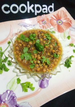 A picture of Cholon ki Bhaji (kachori, pooriyon ki).