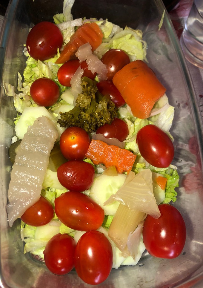 Una foto de Ensalada fresca, con lechuga, pepinos y tomate cherry !!