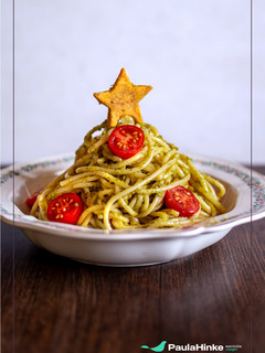 Una foto de Árbol navideño de espaguetis al pesto🎄