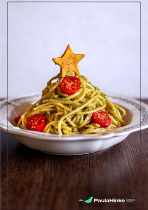 Una foto de Árbol navideño de espaguetis al pesto🎄