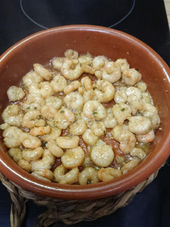 Una foto de Gambas al ajillo flambeadas