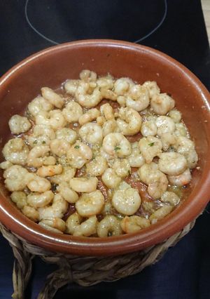 Una foto de Gambas al ajillo flambeadas