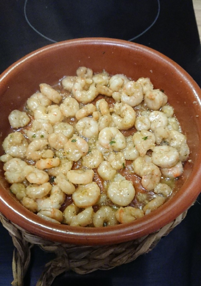 Una foto de Gambas al ajillo flambeadas
