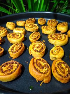 बाकरवडी / बेक बाकरवडी (bakarvadi recipe in marathi) रेसिपी चे मुख्य फोटो