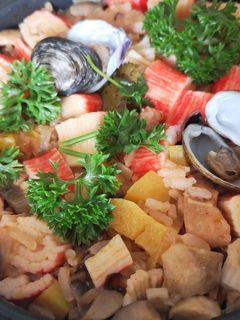 Una foto de Arroz con sardina. Champiñones y mixtura de mariscos