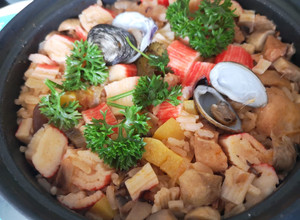 Una foto de Arroz con sardina. Champiñones y mixtura de mariscos
