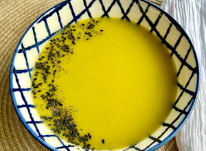 Foto principal de Sopa de espárragos y puerro (aprovechamiento)