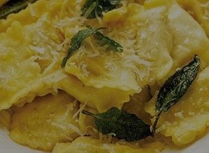 Una foto de Ravioles de Zapallo con salsa de mantequilla de salvia