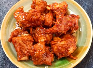 Hình của món Sườn non ram mặn ngọt.