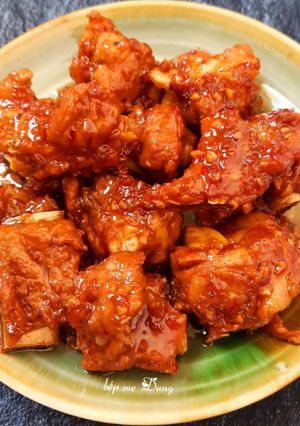 Hình của món Sườn non ram mặn ngọt.