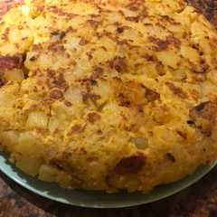 Una foto de Tortilla de papas con chorizo colorado