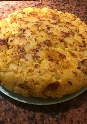 Una foto de Tortilla de papas con chorizo colorado