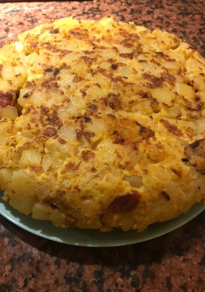 Una foto de Tortilla de papas con chorizo colorado