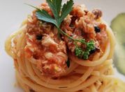 Una foto di pasta acciughe sugo