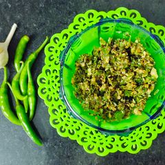 A picture of Green chilli thecha.