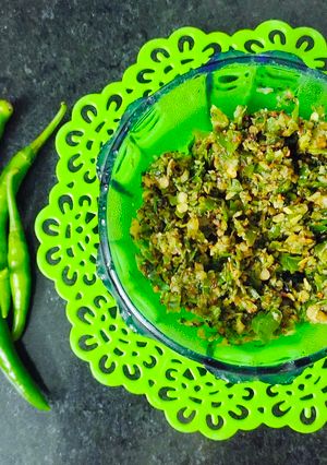 A picture of Green chilli thecha.